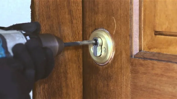 cerrajeria especializada en la apertura de puertas sin daño, en la zona de L' Hospitalet, Barcelona. Cerrajeros profesionales. Aperturas de puerta ecónomicas.